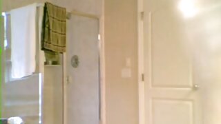 फिकट कातडीची आजी थ्रीसम व्हिडिओमध्ये दोन खडबडीत काळ्या स्टडला फक करते