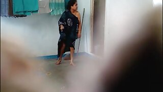 कम तहानलेली कुत्री तिच्या गुडघ्यावर उभी राहते